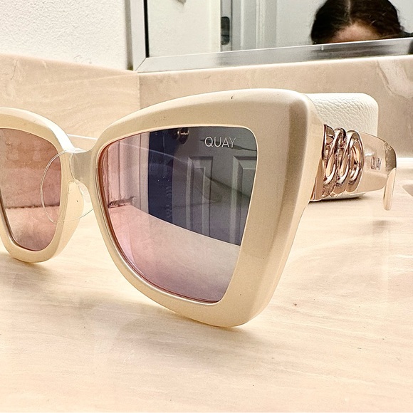 Quay pearl colored cat wide lens. Colored lens with lespecs case and duster - Picture 6 of 8